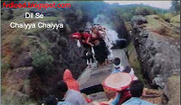Images from the video song Chaiyya Chaiyya from Dil Se - 02