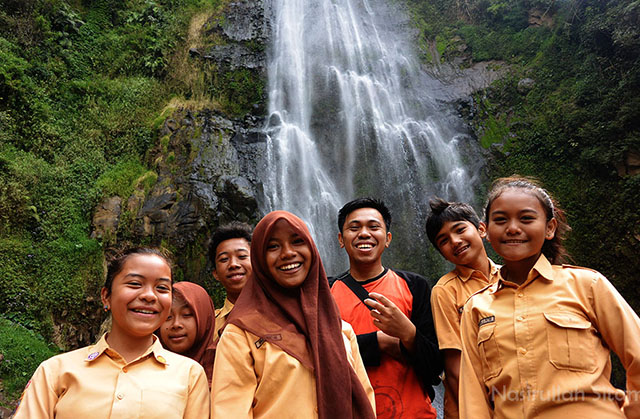 Charis bersama siswa/i yang baru datang ke curug