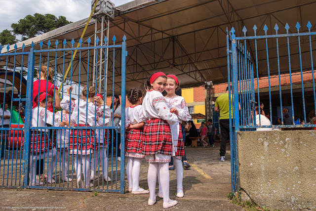 Meninas com trajes típicos da entrada do Clube Poltava