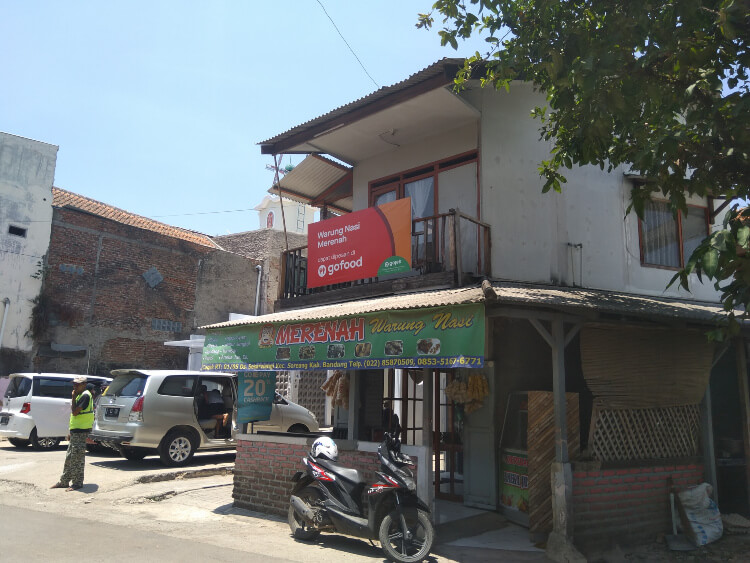 warung nasi merenah menyediakan masakan khas Sunda