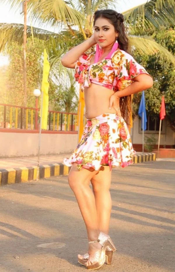 Priyanka Pandit sexy legs hot bhojpuri actress