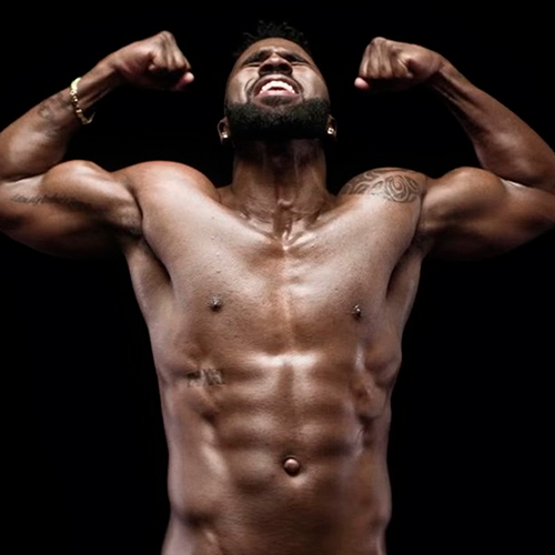 Jason Derulo sem camisa mostrando os músculos em clipe