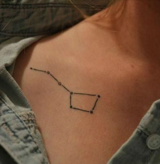 tatuaje constelación hombro