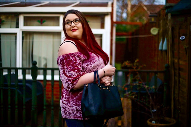 Plus size blogger holding a handbag