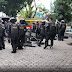 Para Personil Polri Lagi Bersiap-Siap Mengamankan Demo Para Mahasiswa di DPRD Sumbar