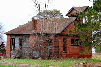 abandoned building, failed farm?