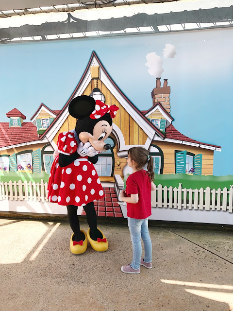 Salvajita le enseña su camiseta de Minnie a la misma 