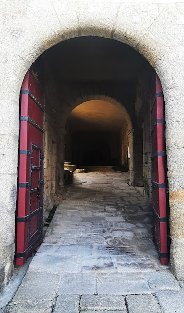 entrada de uma fortaleza com as portas de madeiras abertas