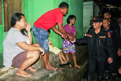 Ambon, Malukupost.com - Kapolda Maluku Irjen Pol Andap Budhi Revianto bersama rombongan mengunjungi posko bencana banjir yang dibangun polda di kawasan Ahuru, Kota Ambon. "Posko banjir Polda Maluku ini disiapkan untuk mengantisipasi sekaligus membantu masyarakat setempat yang terkena dampak bencana banjir akibat hujan deras selama tiga hari dan menjebol tanggul," kata Kabid Humas Polda Maluku Kombes Pol Muhammad Roem Ohoirat di Ambon, Jumat (29/6).