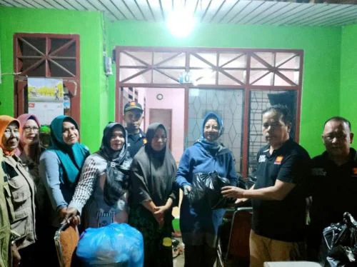 Banjir di Padang, Andre Rosiade Salurkan 1.000 Nasi Bungkus