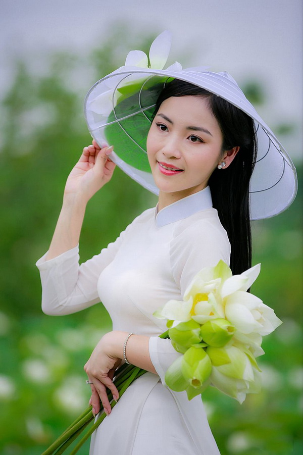 Thiếu nữ áo dài trắng, nón lá