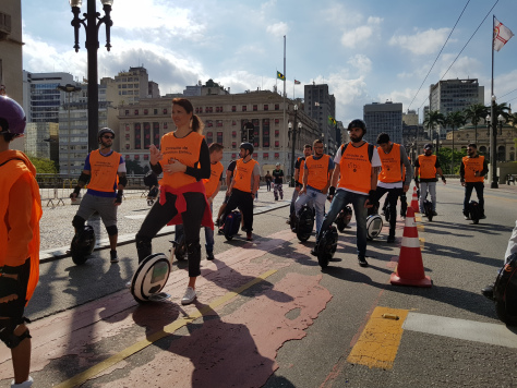 Grupo participante de passeio de monociclos elétricos