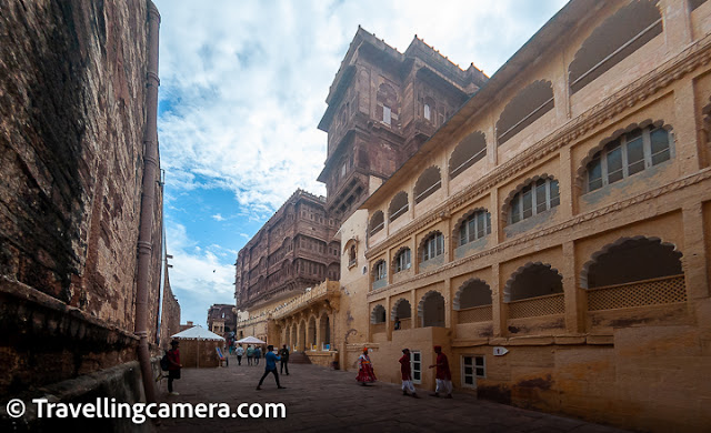 There is an impressive gallery of armory which has weapons from various periods of the history of Jodhpur. There are sword hilts that are studded with Jade, Rubies, Emeralds etc. And there are guns with barrels adorned with gold and silver plating. Also on display is Maharaja Rao Jodha's khanda (a wide and straight sword), which weighs around 3 kgs. It also houses Samrat Akbar's sword and also that of Timur.