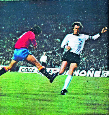 Santillana se anticipa a Beckenbauer para marcar el gol español. SELECCIÓN DE ESPAÑA 1 SELECCIÓN DE ALEMANIA FEDERAL 1. 24/04/1976. V Copa de Europa de Selecciones Nacionales Yugoslavia 1976, cuartos de final, partido de ida. Madrid, España, estadio Vicente Calderón. GOLES: 1-0: 20’, Santillana. 1-1: 60’, Beer.