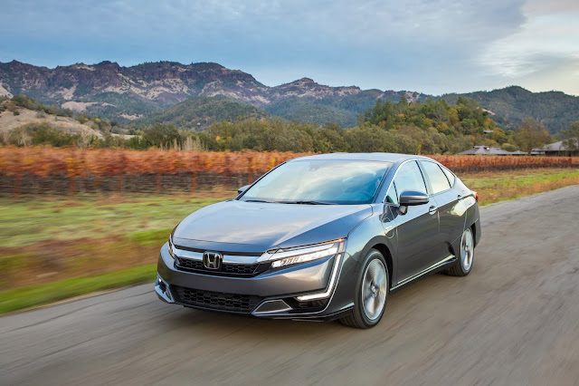 Front 3/4 view of 2018 Honda Clarity Plug-In Hybrid