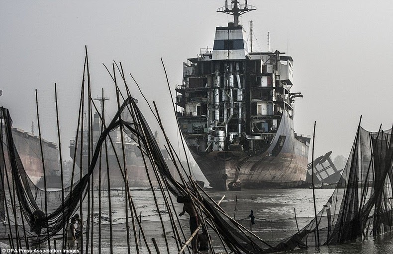 chittagong-ship-breaking-yard-6 chittagong-ship-breaking-yard-6