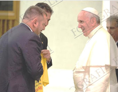 Roma. Vaticano "Sala Nervi". Benedizione della maglia di gioco ARGOS Soccer TEAM Papa Francesco con Gianluca Guerrisi e Fausto Zilli