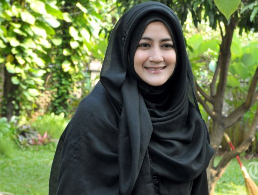 Contoh Model Hijab ala Umi Pipik Terbaru 2016