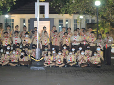 Heri Eriyadi Founder KCPI (Berpakaian Pembina Pramuka berdiri paling Kanan) foto Bersama siswa SMA BK3 di Taman Makam Pahlawan Taruna Kota Tangerang
