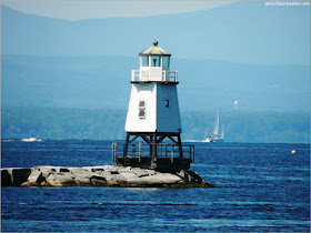 Faro Burlington Breakwater North Lighthouse