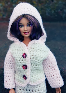 http://translate.googleusercontent.com/translate_c?depth=1&hl=es&rurl=translate.google.es&sl=en&tl=es&u=http://mammathatmakes.blogspot.com.au/2013/04/barbie-month-18-hoodie.html&usg=ALkJrhhNkDAjS0AE0-Vd5tL01S-YKWHoJg