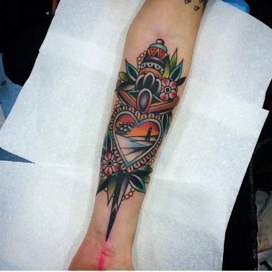 vemos un tatuaje de daga al estilo tradicional