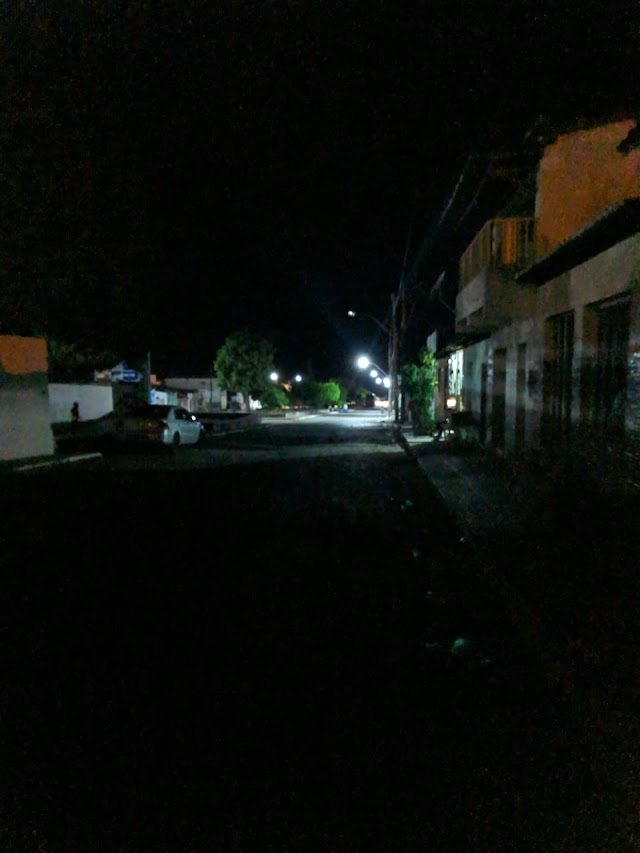Rua do Mercado Municipal de Macajuba está às escuras, e moradores pedem manutenção