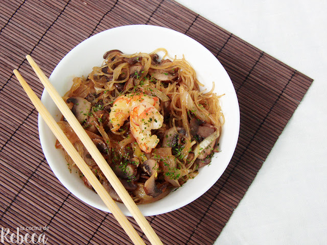 Glass noodles con champiñones y gambones