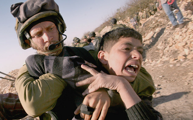 Soldado israelí arresta a un niño