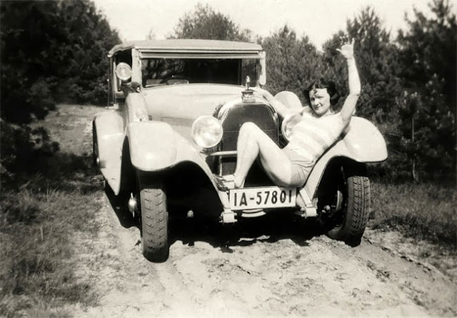 Fotografías de mujeres posando con sus coches en los años 20 y 30