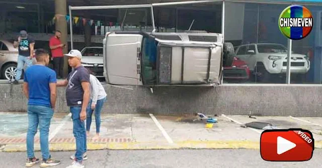 CARRO VOLADOR | Vehículo se estrella contra un concesionario en Caracas