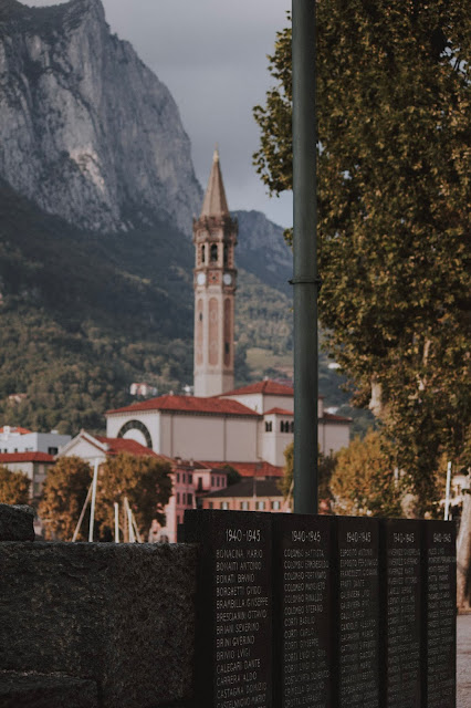 Memorial de Guerra com Torre Sineira ao fundo