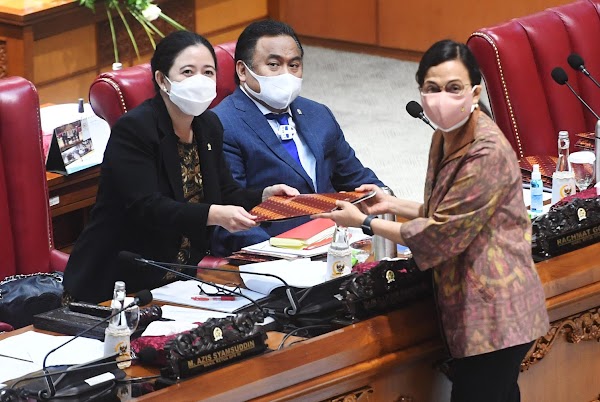 UU Cipta Kerja: Kertas Kosong yang Disahkan Rapat Paripurna DPR