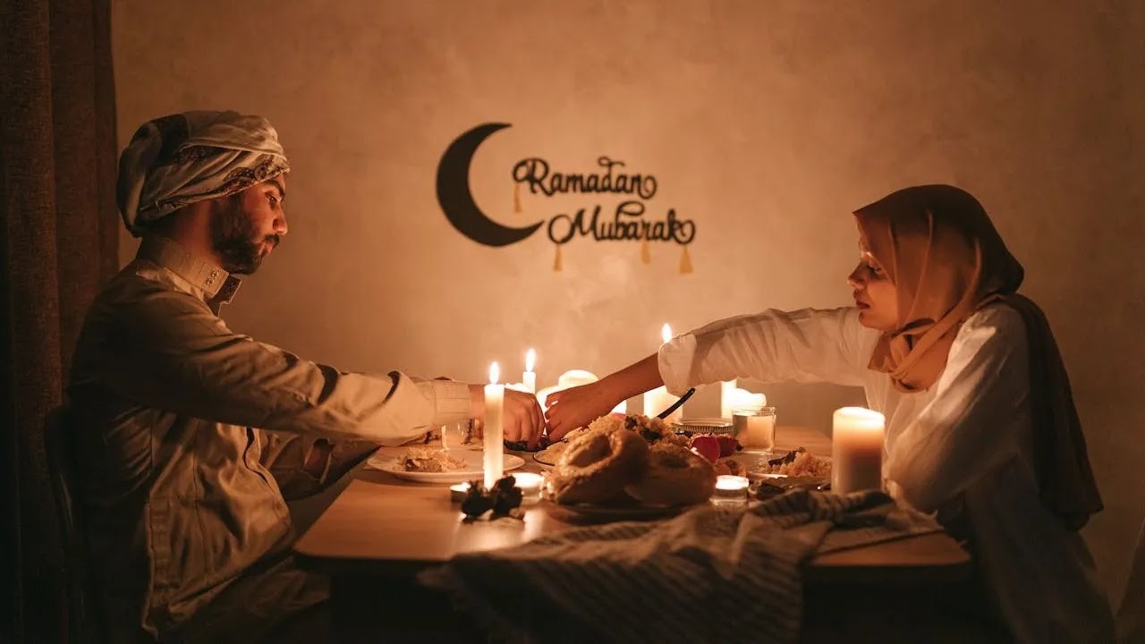 Pasangan Suami Istri sedang melakukan sahur di waktu bulan Ramadhan