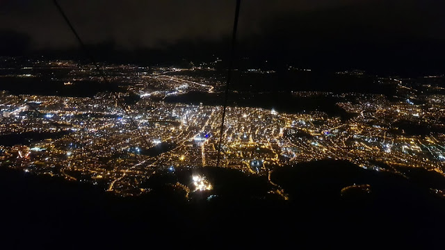 TeleferiQo - naar beneden in het donker met alle lichtjes van Quito