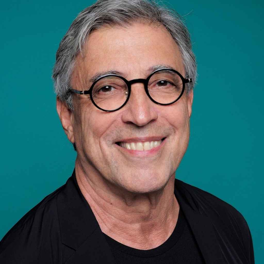 O Teatro J. Safra, espaço dedicado à curadoria de qualidade na cidade de São Paulo, recebe no dia 26 de fevereiro a apresentação do cantor e compositor Ivan Lins