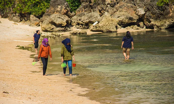 Wisatawan di Pantai Sundak