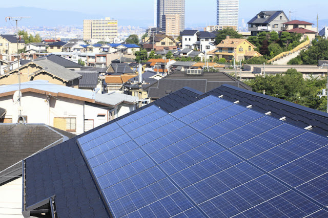 Paneles solares sobre un tejado