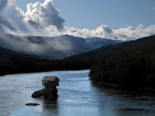 Amazing River House in Serbia