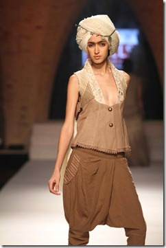 WIFW SS 2011collection by Tarun Tahiliani   (37)