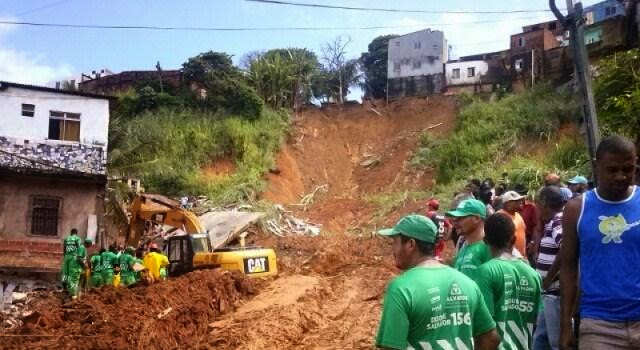 Chuva em Salvador: sobe para 17 número de pessoas mortas soterradas