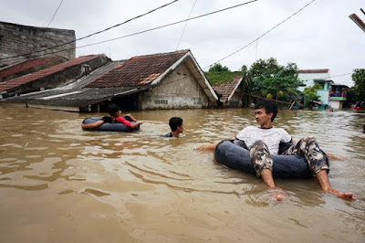 Banjir Tangerang Belum Surut Warga Mengungsi Ke Daerah Yang Aman