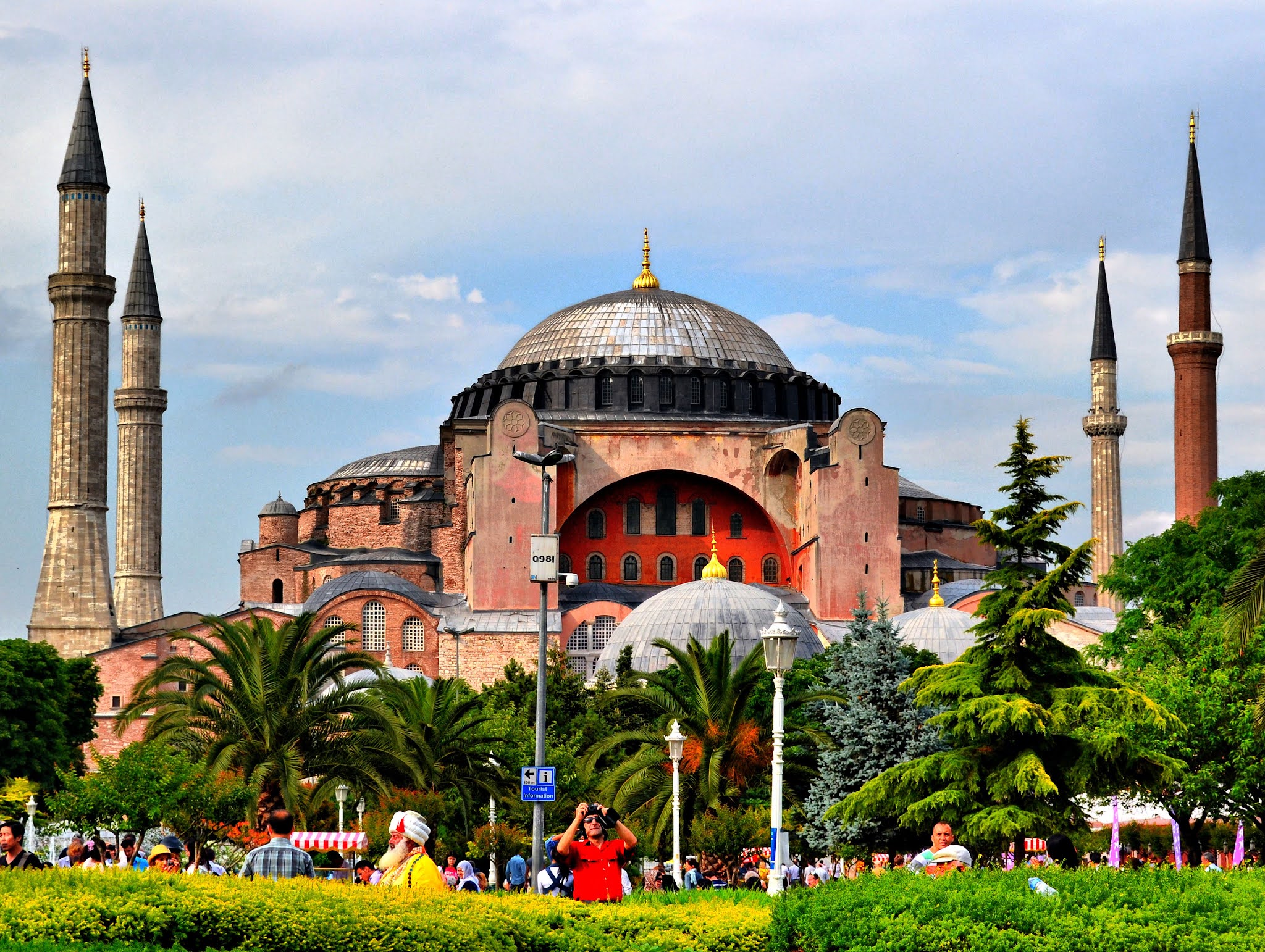 istanbul-gay-tours-gay-guides-blue-mosque-hagia-sophia-walking