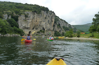 Descenso en kayak por el río Ardèche.