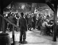 Чарли Чаплин и Джорджия Хэйл в фильме "Золотая лихорадка" (1925) - 9