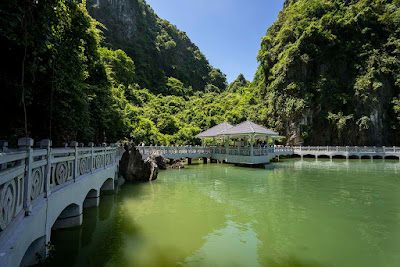 Lối ra hang sửng sốt chụp ảnh check in hạ long