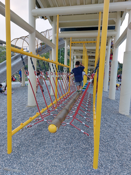 屏東林邊飛天火車親子公園馬卡龍色飛天火車、蓮霧森林，充滿在地特色