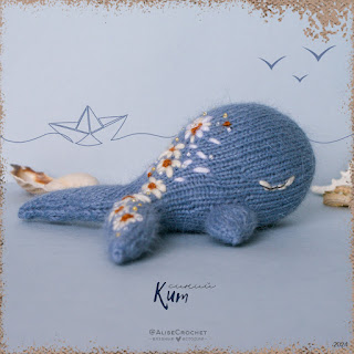 вязаная спицами игрушка из пуха норки синий кит с вышивкой и бисером knitted mink toy blue whale with embroidery and beads