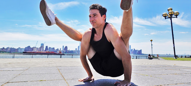 Jon Witt, maestro de yoga en Nueva York, practica una pose en Jersey City. Winnie Witt