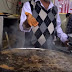 بالفيديو.. بائع أسماك يضع يده في الزيت المغلى دون تعرضه للحرق